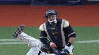 阪神　伏見が右足に死球を受けホームベースで仰向けに　代走に岡城　この日両チーム３つ目の死球に京セラ騒然