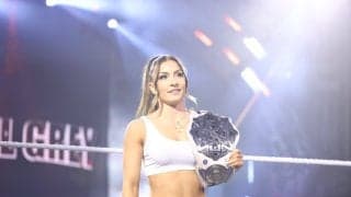 「なんてゴージャスなんだ」2026年“最注目株”の美女レスラー、圧巻の“メガネ×美腹筋”最新ショットが大バズり「未来は明るい」