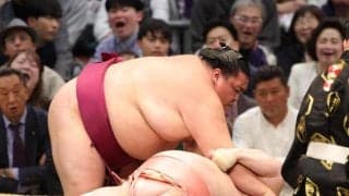 御嶽海が勝ち越し　投げに抵抗した宇良に「彼女じゃないんだから（笑）」　腕を絡めて粘られる