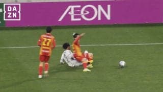 「ノーカード？」ユニフォームを引っ張り倒してもイエローにならず…微妙ジャッジにファン疑問「2枚目で退場では」