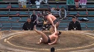 相手力士のまわしに“触れず”に白星「一体、どうやって？」 0.1％の珍手炸裂に館内騒然 