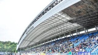 博多の森が「すんごい」と沸く！21歳大学生MFの40m級連発の規格外“飛び道具”が反則級！｢AIのフェイク動画に見えるレベル…｣｢ホークスに来ないか？｣