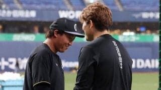 阪神　大山悠輔とオリックス・九里亜蓮が握手かわす　前日の試合で左脇腹付近へ死球　直後に九里が帽子を取って謝罪