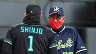 【ヤクルト】池山監督、日本ハム新庄監督と〝おそろい〟赤マスクでメンバー表交換　20日にもらう