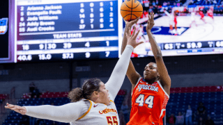 京都精華出身のイゾジェ・ウチェが23得点の大活躍…シラキュース大を初戦勝利に導き、次戦は昨季王者コネチカット大