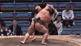 大相撲で「一本背負い決まった」「すんごい決まり手」細マッチョ力士、体重差を跳ね返す劇的決着に館内騒然