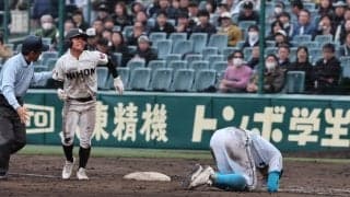 山梨学院・菰田陽生がまさかの負傷交代…一塁守備時に走者とこう錯、グラウンドでうずくまる【センバツ】