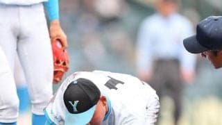 山梨学院・菰田　一塁守備で左手首痛める　打者走者と交錯しミット吹き飛ぶ　治療後に復帰、場内「頑張れー」と大歓声も六回の守備から退く