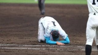 山梨学院・菰田にアクシデント　一塁走者と交錯→左手抑えて倒れ込む…6回の守備からベンチに退く