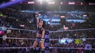 「泣ける」電撃復帰の美女レスラー、観戦キッズに“神対応”やり取りが話題に…力強い抱擁→感激する姿に「最高の瞬間だ」