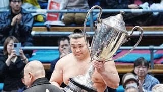 14場所ぶりＶで大関復帰確実の霧島が恒例の巨大な緑色マカロン受け取る　日仏友好杯の副賞