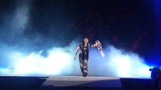 何が起こった？ 突如、床から美女登場→まさかの“ホラー・エンド”に観客騒然…往年の“地獄ムーブ”発動「狂ってる」