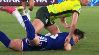 「完全に掴んでるよ！」なでしこFWが“ラグビータックル”被害…「審判さん甘すぎ」「アメフトかよ」まさかの判定にファン騒然【女子アジア杯】