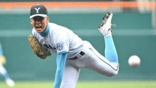 山梨学院、「二枚看板」に続く2人の左腕が奮闘　苦しい展開断つ