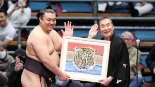 桂文枝が霧島と「いらっしゃ～い」春場所恒例「吉本興業賞」プレゼンターでNGKフリーパス授与