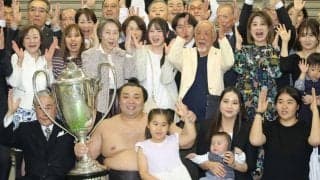 霧島が大関復帰確実　千秋楽黒星も１２場所ぶり復帰へ「いつか戻るんだと信じて頑張った」　異例のまわし姿のままＶパレード