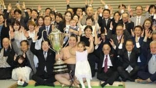 大相撲　復活Ｖの霧島が愛娘の約束かなえた瞬間　ホラン夫人に抱っこされた長男も激カワ♥すっかりパパの顔に