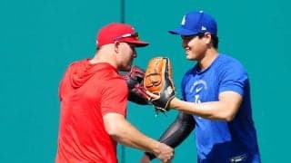 大谷翔平、マイク・トラウトと再会　復活期待の盟友と笑顔でハグを交わす
