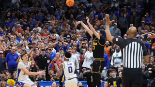 アイオワ大が前年王者フロリダ大に逆転勝利の大番狂わせ…父から子へ、27年越しの“スウィート16”