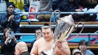 春場所優勝の霧島が吉村洋文大阪府知事から祝福…「ツーショットもかっこいい」「嬉しそう」