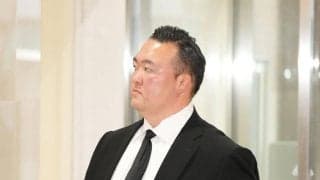 元大関若嶋津さん通夜に400人　元歌手のみづえ夫人ら遺族が見送り