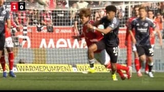 一体、何が…？ 佐野海舟にタックルで“珍ハプニング”「止めたれよ」「大丈夫か」ドイツ代表DFが起き上がれず悶絶→ボールがまさかの直撃