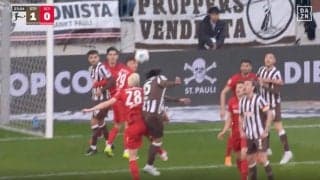 場内騒然！日本代表・安藤智哉、衝撃の“190cm豪快ヘッド”「打点高すぎ」強靭フィジカル→ドイツ代表の上から叩き落とす「デンジャー！」 