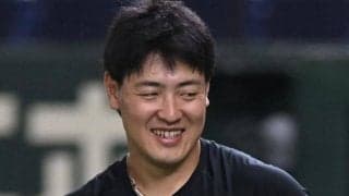 岡本和真が表情キリリのモデルショット！ゲレーロJr.がかっこいい！Ｂジェイズが５０周年記念グッズ公開　選手がモデル務める