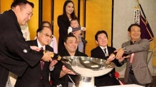 「奥さんかわいいな」復活Ｖの霧島　支えた家族の姿にも反響「娘さんすごくキレイな万歳」「お相撲さんの奥さんって綺麗な人ばかり」