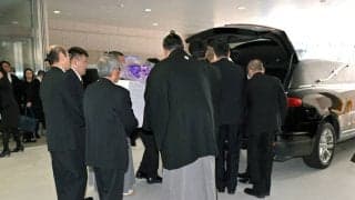 元大関・若嶋津さんの告別式　出棺時の沿道には１００人以上のファン　「若嶋津！」のかけ声と拍手で見送られる