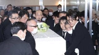 「若嶋津！」出棺時にファンから叫びと拍手　一山本の手で霊柩車へ…みづえさんは口元押さえる