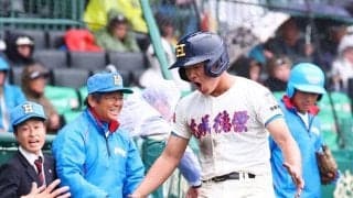 雨で水が浮く甲子園　ＳＮＳ「気の毒」「グラウンド整備も追いつかない状況」　第２試合の花咲徳栄－日本文理戦は開始時から降り続く