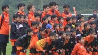 【Ｊ１清水】雨でも笑顔！三保でサッカー教室　ちびっ子５０人が元気いっぱい　選手とミニゲームも