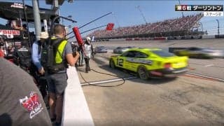 一体何が…ピットから発進も“違うピット”に緊急停止 『カーズ』出演の人気レーサー、痛恨の凡ミスに一喝「こんなミスしてられないぞ！」