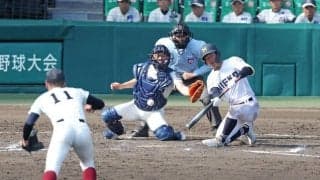 三重　一度は認められた生還が取り消し　大西がスクイズ空振りで投球が体に当たる　球場騒然も中犠飛で同点