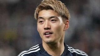 日本代表10番・堂安律の美人妻｢エルメスにシャネル！｣ドイツ街角でセレブ感漂う春コーデ披露！夫は新ポジションで代表合流へ