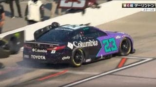 「手で車を止めようとしていた」レース中に身を挺して発進阻止…衝撃光景に中継騒然「あっとととと！凄いな」/NASCAR