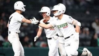 専大松戸・吉田が“ＤＨ第１号”「高校で初めて打てたホームラン」抜てきした持丸監督は笑顔