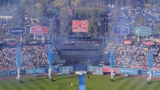 ドジャース、開幕セレモニーでフリーマン、ロハスがトロフィーをグラウンド内に置く　ファン歓声