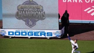 山本由伸、ブラックサングラス＆ジャケットで球場入り　２年連続の開幕投手に「胸が熱くなります」