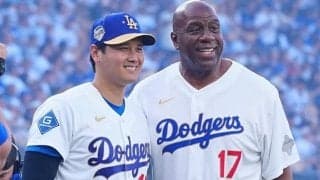 大谷翔平、捕手役で始球式に登場　開幕前セレモニー…「17」ユニのNBAレジェンドと共演