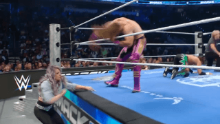 何が起こった？ 男子タッグ戦で“魔女の一撃”…勝利チームもポカン まさかの美女“介入劇”に会場騒然「レフェリー見てないのか」