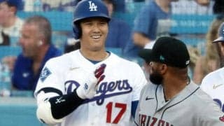 大谷翔平、あいさつ代わりの一打　開幕戦前には仲間たちへプレゼント