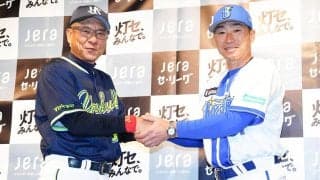 【ヤクルト】池山隆寛監督が紫のジャケットとパンツ姿で球場入り　新監督対決のDeNAとの開幕戦