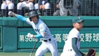 右手に死球の山梨学院・島田に場内から大きな拍手　七回攻撃後、治療を受けるため試合が中断　キャッチボール後に守備に就く