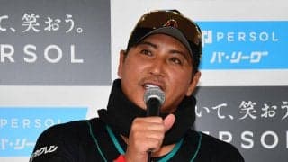 【日本ハム】新庄監督「何でネクタイ？」スーツ姿の報道陣にツッコミ　開幕戦へ表情リラックス