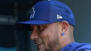 「こういうベテランがいるチームは強い」ドジャース開幕戦、今季限りで引退表明の37歳内野手もヒット「リーダーシップや守備も含めて存在感は計り知れない」「昨シーズンはカーショー、今年はロハス」