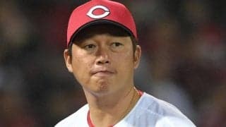 広島・新井監督と中日・井上監督が二塁上でメンバー表交換