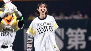 元乃木坂46・齋藤飛鳥が始球式　ワンバウンド投球も場内大歓声…人気女優が開幕戦で大役
