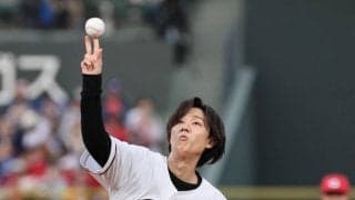 【広島】Snow Man阿部亮平が始球式でストライク投球に安堵の笑顔、マウンドで深々お辞儀